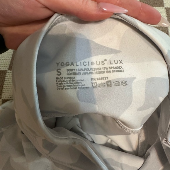 White Camo Yogalicious Biker Shorts - Picture 5 of 6